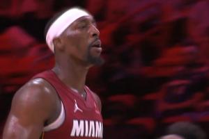 阿德巴约再造犯规+快攻暴扣 两节半52分！！ - 资讯配图