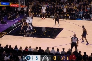 着啥急啊！戈贝尔抢到前场板 高举高打补空篮没放进 - 资讯配图