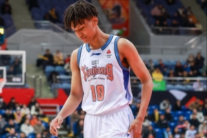 小伙子打上首发了!冯傲出战23分钟 拿到11分3板1助1断 - 资讯配图