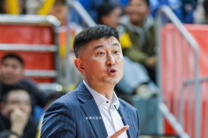 媒体人：广东男篮完全配不上胜利 在指挥端出现了极大的问题 - 资讯配图