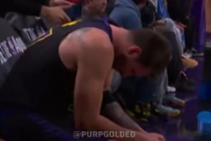 受场外因素影响大？东契奇开局6中1 坐在板凳席眼神空洞异常沮丧 - 资讯配图