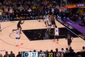 骚啊！里夫斯突破写意背传助攻艾顿双手大力挂筐暴扣！ - 资讯配图