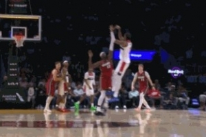 看着对方都冒火！萨尔弧顶接球最后1秒迎着阿德巴约轰压哨三分球 - 资讯配图