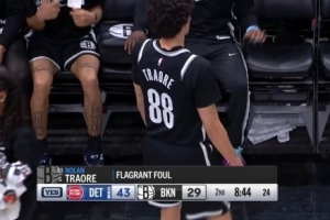 打急了！特拉奥雷推倒霍兰 被吹一级恶意犯规 - 资讯配图