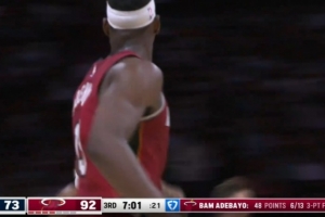 50分听牌！阿德巴约底角三分继续轰进 个人第48分 - 资讯配图