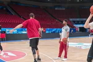 去NBL练这个了?北京4外援亮相赛前热身 麦基给贝利讲解突破选择 - 资讯配图