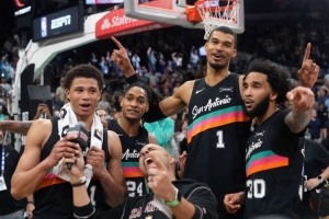 霍里：马刺有8人场均得分上双 他们在打团队篮球 - 资讯配图