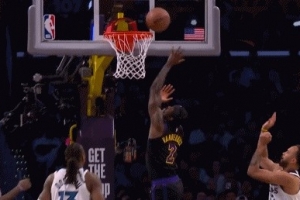 穿针引线！东契奇送妙传 范德比尔特空中接力放篮得手 - 资讯配图