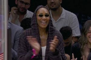 Buff加成！阿贾·威尔逊在现场 激动观战阿德巴约神级表演 - 资讯配图