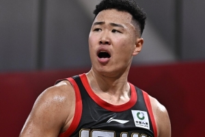 还没歇过来？贺希宁毫无状态全场各种打铁 两分球7中0&三分10中3 - 资讯配图