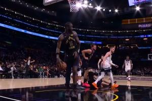 不得劲！东契奇被拉拉维亚误伤到膝盖很难受 但继续作战回头打2+1 - 资讯配图