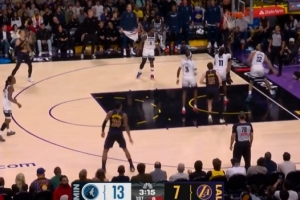 花式打铁！拉拉维亚篮下接球 自己出现脱手扔出三不沾 - 资讯配图