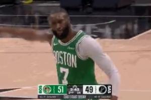 被卡斯尔推出界!杰伦·布朗不满判罚抱怨吃T 追着裁判喷被驱逐 - 资讯配图