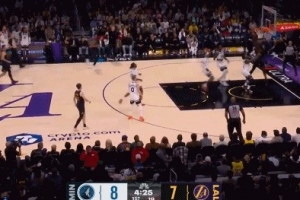 浪费机会！里夫斯送抛传 艾顿空接被筐帽了 - 资讯配图