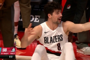 致命！开拓者关键时刻发球失误 白白交出球权 - 资讯配图