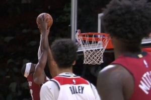 你俩硬是把比赛打出看点！阿德巴约反击再想隔扣萨尔 被后者帽了 - 资讯配图