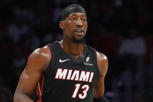 奇才防守时甚至用出了3人包夹 但也没能阻挡阿德巴约打破得分纪录 - 资讯配图