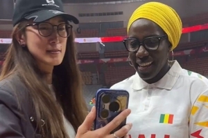 曾是WNBA队友!隋菲菲与马里助教麦基重逢 打视频和苗立杰热聊 - 资讯配图