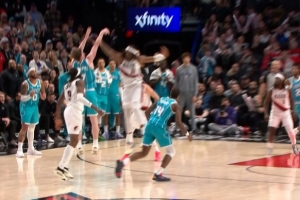 关键球！罗威扑防克尼佩尔三分被吹犯规 开拓者挑战成功取消犯规 - 资讯配图