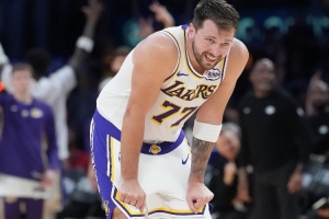 场外因素干扰？东契奇半场15中5拿到12+5+6 零罚球&不跟裁判交流 - 资讯配图