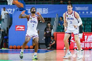 双外援真猛啊！大卫·詹姆斯&哈姆雷特半场合计20中12轰下35分 - 资讯配图