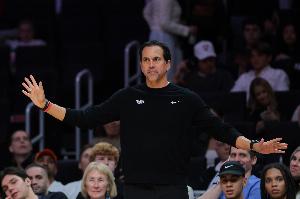 斯波：到后面我就像个普通球迷站在场边 彻底沉浸在这个时刻里 - 资讯配图