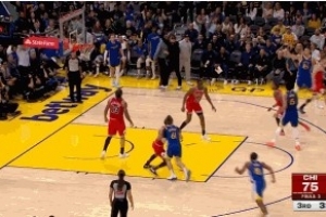 勇三疯！铂金高举高打2+1 随后又和克赖尔各中一记三分助队反超 - 资讯配图