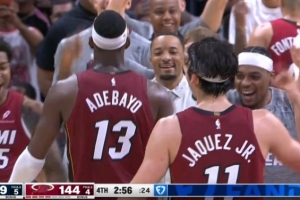 举全队之力！阿德巴约进攻犯规 所有人都要求挑战可惜失败 - 资讯配图