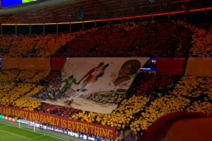 加拉塔萨雷球迷打出TIFO致敬奥斯梅恩已逝的母亲，后者激动落泪 - 资讯配图