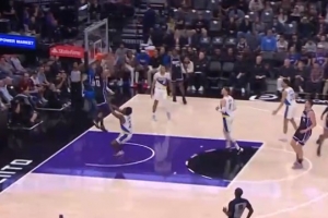 需要点血性！德罗赞跟防搂帽 基利安·海斯长传助蒙克空接暴扣 - 资讯配图