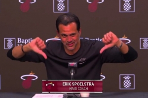 记者：问个无关阿德巴约的问题 斯波：你真扫兴 跟今天的裁判一样 - 资讯配图