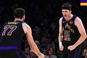 合砍62+18+19！湖人赢球海报：封面为东契奇和里夫斯怒吼瞬间 - 资讯配图