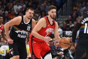 火龙对决!约基奇生涯与申京交手13次 约老师8胜5负占上风 - 资讯配图