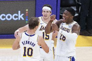 里夫斯:本场的关键是我们五个人一起防守 所有人像绳子似的联动 - 资讯配图