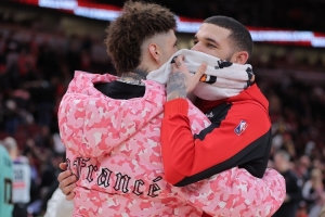 球爹：黄蜂该让我三个儿子同队 那样球队每节能拿40-50分 - 资讯配图