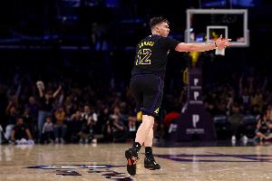 多命中投篮就更好了!拉拉维亚只进1球 拿8分5前场板4助2断 - 资讯配图