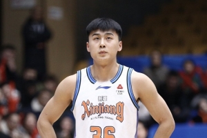 小伙打得不错！新疆小将葛浩然替补6中3拿到8分 三分5中2&有2抢断 - 资讯配图