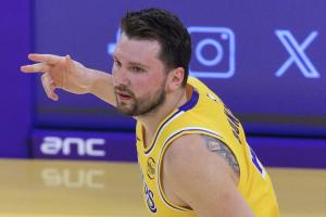 东契奇湖人生涯第6次砍下30+三双 超越科比 独享队史第5多 - 资讯配图