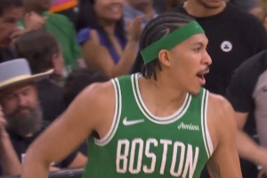 兄弟对决！迪伦·哈珀急停中投弹进 小罗恩·哈珀转换三分回应！ - 资讯配图