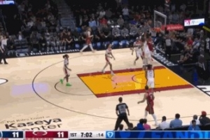 杠上了！阿德巴约突萨尔被钉板大帽 两人都拿全队开场11分中的9分 - 资讯配图