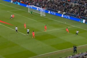 丢球大锅?阿劳霍前场抽筋爬回场内被裁判制止,小跑回防站住看戏 - 资讯配图