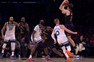 分差扩大至20+！里夫斯接球三分飚进还造成犯规 本场第二次打3+1 - 资讯配图