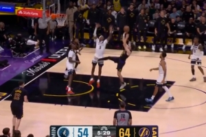 火力压制！拉拉维亚抢断 里夫斯反击打成2+1助湖人扩大领先 - 资讯配图