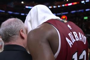 迈阿密狂欢夜！热火众队友身后洒水“突袭”阿德巴约为其庆祝！ - 资讯配图