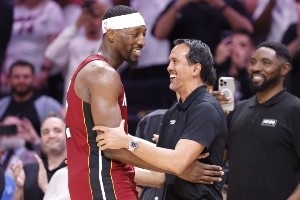 致敬科比时请尊重阿德巴约 美媒：科比也是对阵弱队&有刷数据嫌疑 - 资讯配图