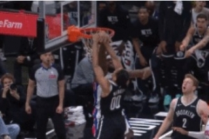 摧枯拉朽！米诺特中路突击 飞身拉杆力压斯图尔特双手暴力隔扣 - 资讯配图