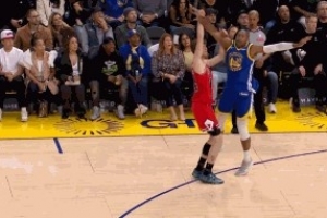 又被追回来了！霍福德对布泽利斯三分犯规 目前公牛落后1分 - 资讯配图