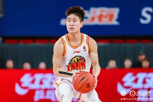 弹无虚发！姜伟泽首节4中4射落11分 三分3中3&另有2助攻且无失误 - 资讯配图