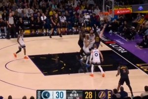 进攻回暖！里夫斯冲击内线上篮得手 帮助湖人扳平比分 - 资讯配图