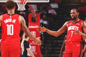 合砍52分！火箭官方发布赢球海报：封面为KD和小贾击掌瞬间 - 资讯配图